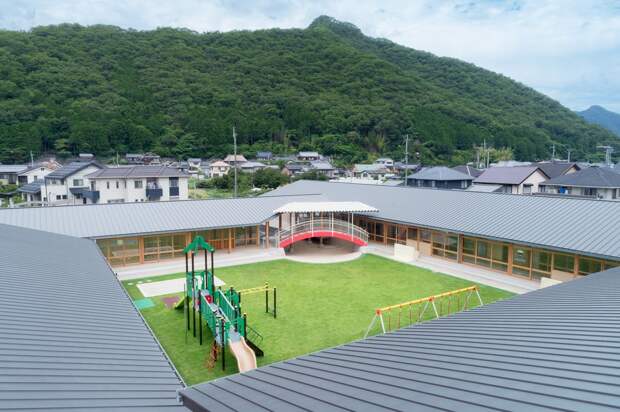 Детский сад Камигори с двором в Японии