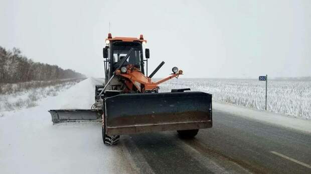 Снег убирают на дороге / Фото: Минтранс Алтайского края