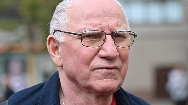 Актер Валерий Баринов упал на улице и повредил спину