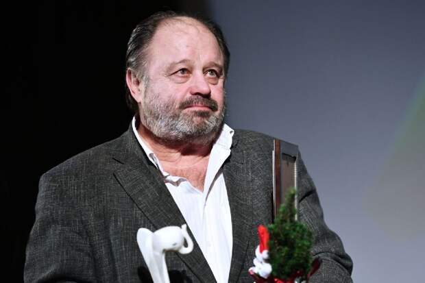 «Он не сломался»: 78-летний Владимир Ильин борется с раком, но продолжает творить и жить в уединении