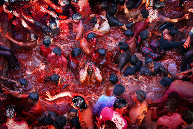 Индусы бросаются в бассейн с окрашенной водой во время праздника красок Холи. Насик, Индия красота, путешествия, фото
