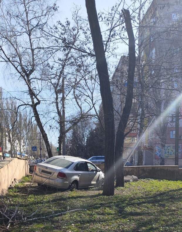 В парке Джарты, в центре Макеевки, машина после аварии так и стоит https://t.me/webmoney_dn/318251