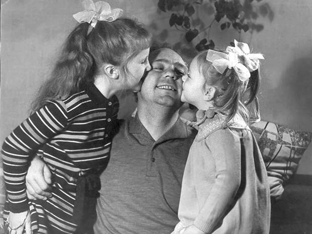 Николай Рыбников с дочерьми Аришей и Аленой. архив, картинки, фото