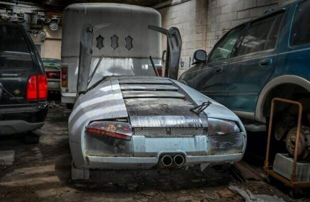 Заброшенный гараж со старым Lamborgini Заброшенный гараж со старым Lamborgini