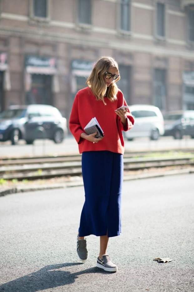 Красный свитер и кеды помогут создать свободный и непринужденный look. / Фото: zen.yandex.ru