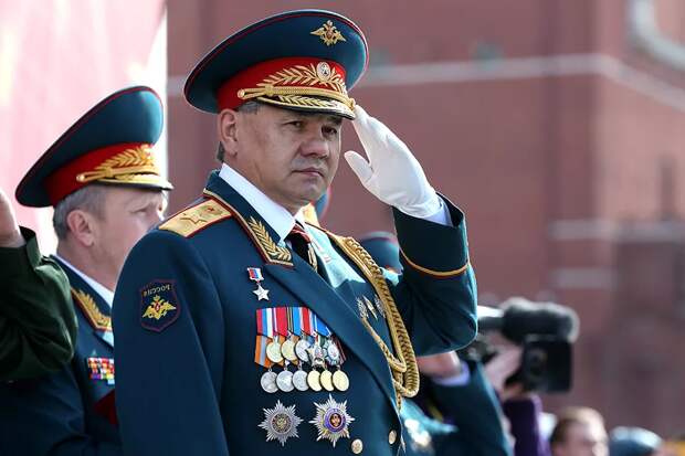 На параде Победы С. Шойгу похвастался многими медалями и орденами (и рассмешил людей сведущих)