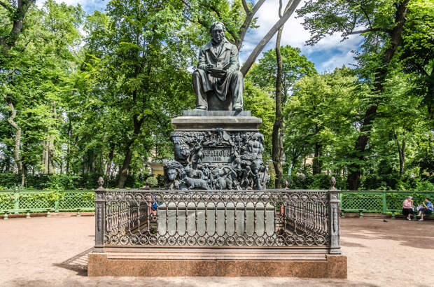 Памятник писателю И.А.Крылову в Летнем саду