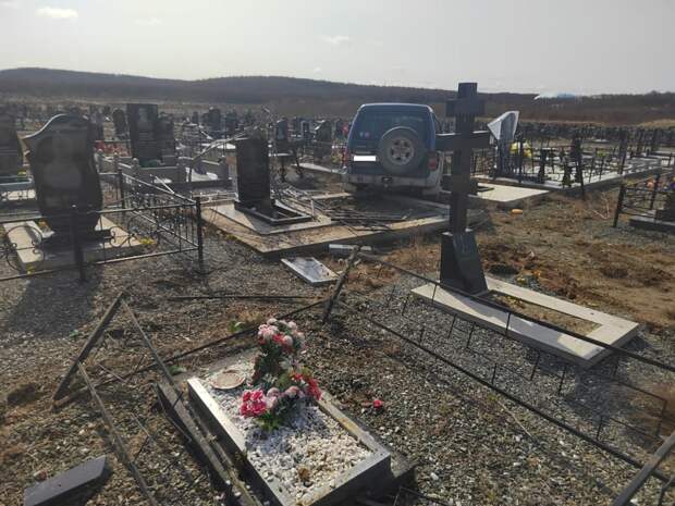 Житель Бурятии за рулем внедорожника сбивал памятники на кладбище Сахалина