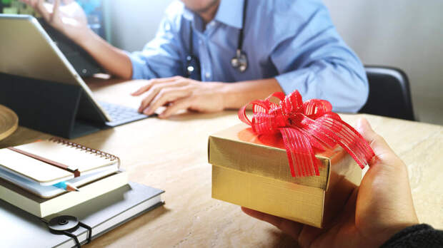 Адвокат рассказал, в каких случаях подарок врачу или учителю сочтут взяткой