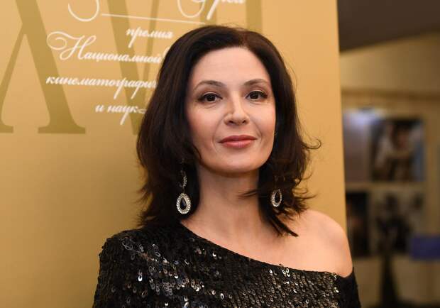 Актриса Лидия Вележева задержала вылет, устроив дебош в самолете