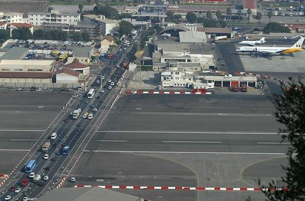 12. Гибралтарский аэропорт пересекает центральную улицу города аэропорт, захватывает дух, красиво, необычные взлетно-посадочные полосы, самолет, самые страшные аэропорты мира, фото