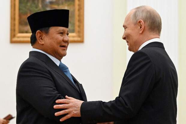 Путин и президент Индонезии обменялись подарками в Кремле