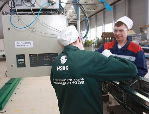 На заводе работают 2277 человек, средний возраст персонала — 44,3 года, 58 % — мужчины. Средняя зара