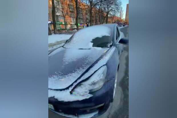 В Киеве сотрудники ТЦК призвали водителя Tesla, вытащив его через окно
