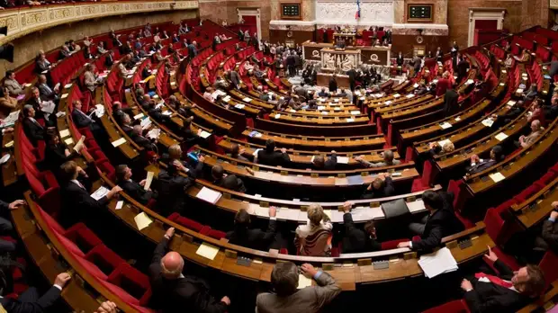 Нацсобрание Франции одобрило мораторий на повышение налогов на топливо