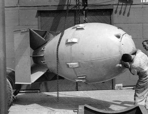 атомная бомба Fat Man (Толстяк), уничтожившая Нагасаки