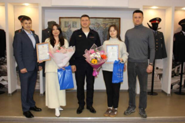 В Чувашской Республике полицейские и общественники поблагодарили двух сотрудниц салонов сотовой связи, предотвративших мошенничество