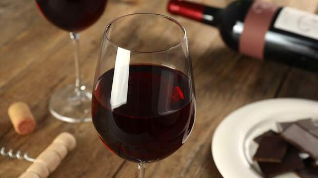 Открытия недели: вино продлевает жизнь, а пот и слёзы «убивают» грипп