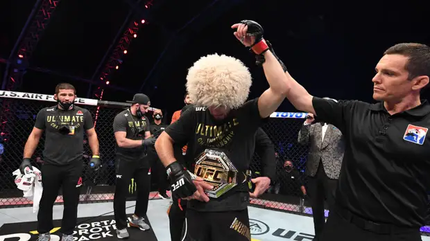 Последний полёт Орла: Нурмагомедов победил Гэтжи на UFC 254 и объявил о завершении карьеры