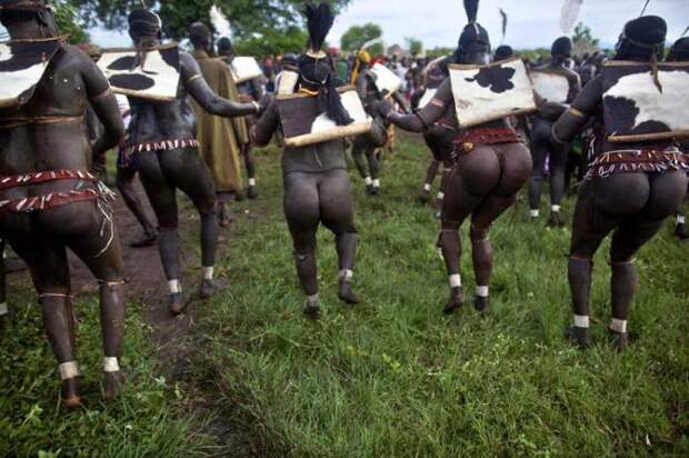 Ритуальные пляски на празднике Кель. Источник: www.nigerianwatch.com