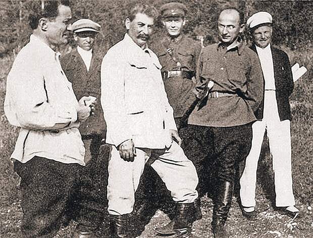 В 1934 году Иосифу Сталину (третий слева) руководители Абхазии и Грузии Нестор Лакоба (крайний слева) и Лаврентий Берия (второй справа) показали, как расцвело Закавказье при большевиках. Два года спустя Лакоба умрет после ужина у Берии. Фото: EAST NEWS