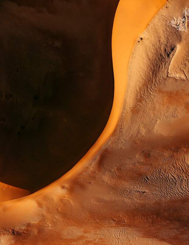 Аэрофотоснимки песчаных дюн пустыни Намибии, которые больше похожи на картины
