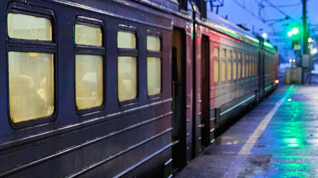 Поезд насмерть сбил четырех человек в Москве