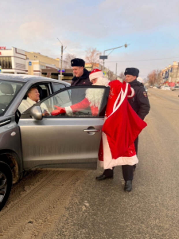 В Самарском регионе сотрудники полиции в рамках Всероссийской акции «Полицейский Дед Мороз» поздравили участников дорожного движения