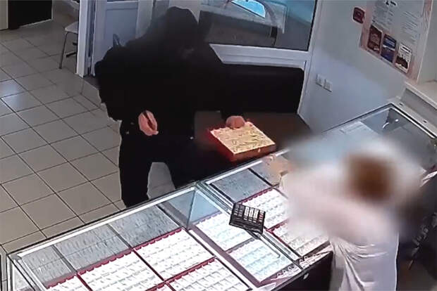 Россиянин устроил криминальный мастер-класс пасынку в ювелирном магазине и попал на видео