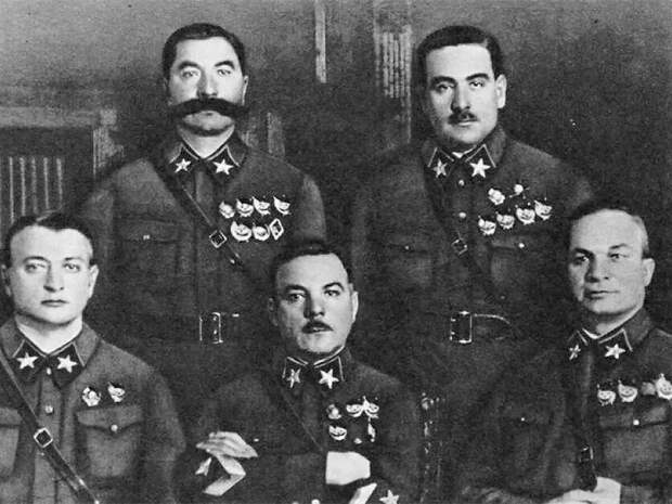 Первые пять Маршалов Советского Союза. В первом ряду слева направо: Михаил Тухачевский, Климент Ворошилов, Александр Егоров. Во втором ряду слева направо: Семён Будённый, и Василий Блюхер.
