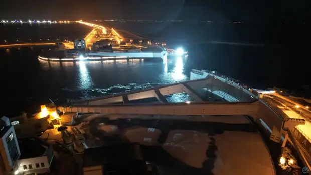 В Петербурге закрыли дамбу из-за угрозы наводнения