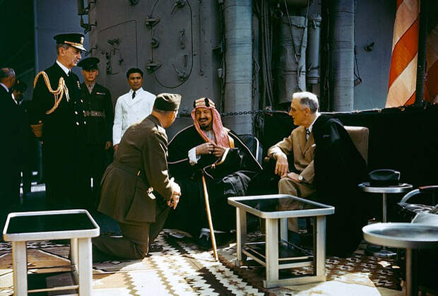 Король Абдул-Азиз ибн Абдуррахман Аль Сауд и президент США Франклин Делано Рузвельт на борту американского крейсера «Куинси», февраль 1945 года