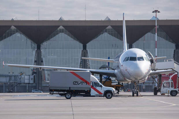 Бизнес-джет задел пассажирский самолет во время буксировки в аэропорту Пулково