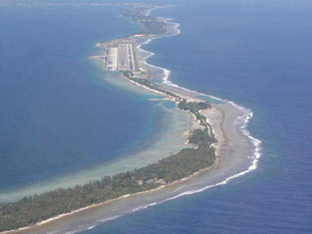9. Международный аэропорт Маршалловых островов выглядит как береговая линия, сливается с ней аэропорт, захватывает дух, красиво, необычные взлетно-посадочные полосы, самолет, самые страшные аэропорты мира, фото