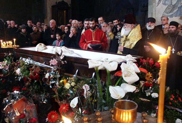 Панихида на похоронах Джабы Иоселиани в Тбилиси