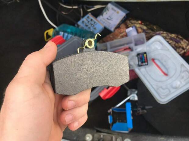 Частая ошибка водителей при замене тормозных колодок, из-за которой в негодность приходит тормозной цилиндр