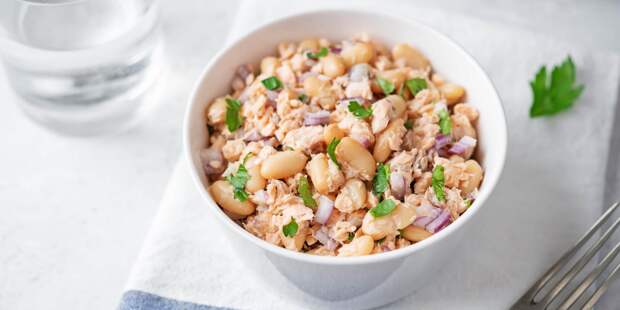 Очень быстрый салат с рыбными консервами и фасолью