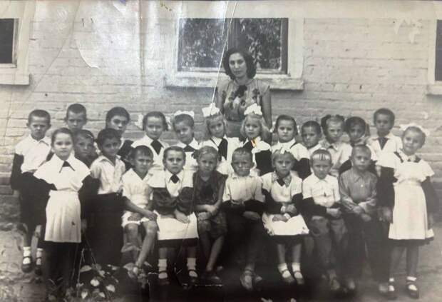 1 сентября 1956 года, школа военного городка около аэропорта города Сталинабад. Мы дети военных-фронтовиков! Прислала «Рамис Калимуллин».jpg