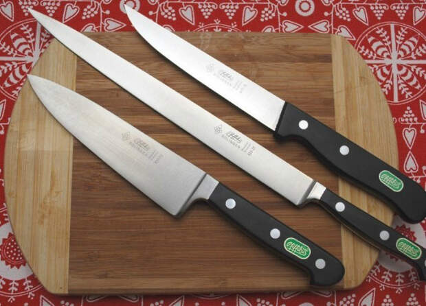 Использование разных ножей. | Фото: Дизайн интерьера и ремонт кухни своими руками.