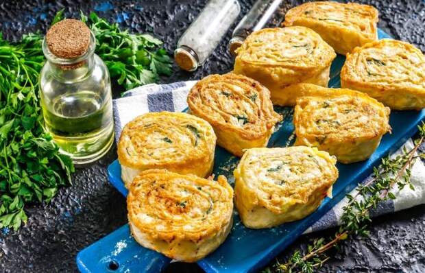 С маком, сгущёнкой, помидорами: 6 рецептов рулетов из лаваша с фантастически вкусной начинкой