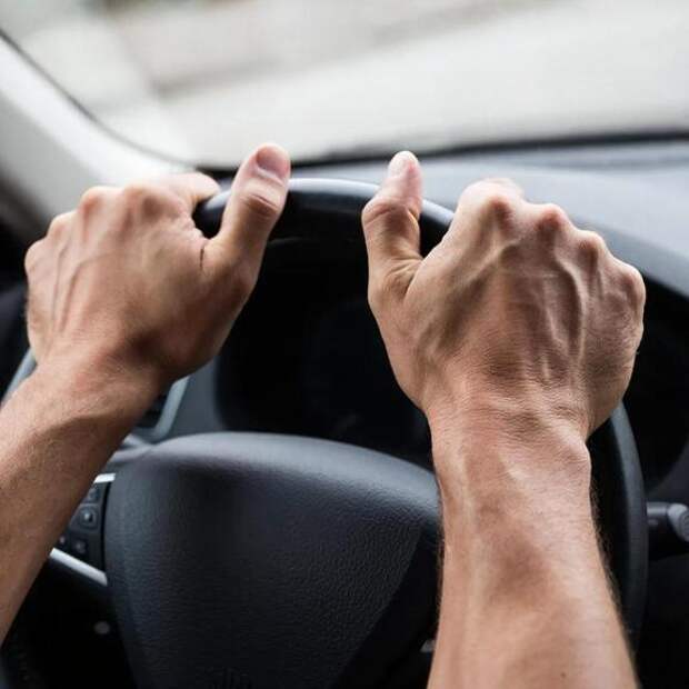 Сотрудник ГИБДД принимал экзамены у водителей, не имея собственных прав