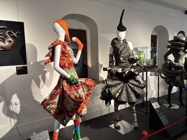 «К нам не подходи»: дерзкие образы Егора Зайцева показали в ГИМ рядом с артефактами