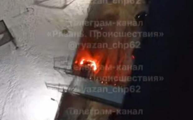 В центре Рязани загорелся автомобиль