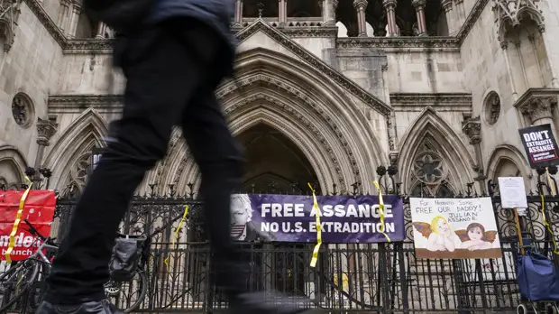 Адвокат объяснил отсутствие Ассанжа на заседании суда