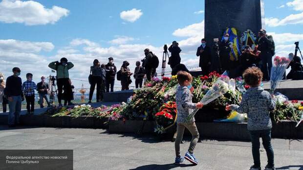 Порошенко и Зеленский не смогли заставить украинцев забыть о Дне Победы 9 мая