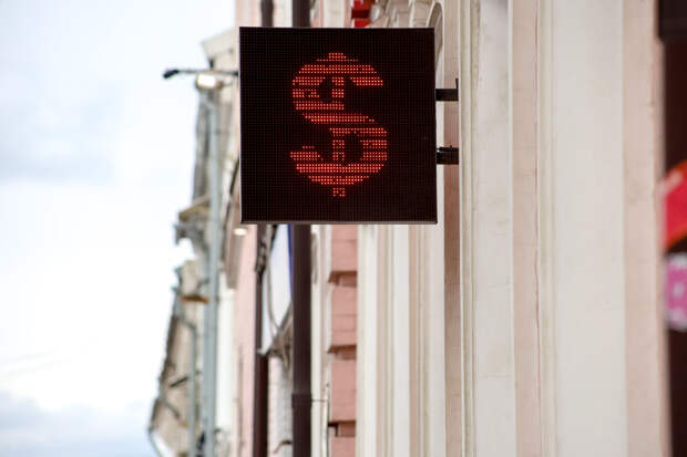 Курс доллара упал до 77 рублей