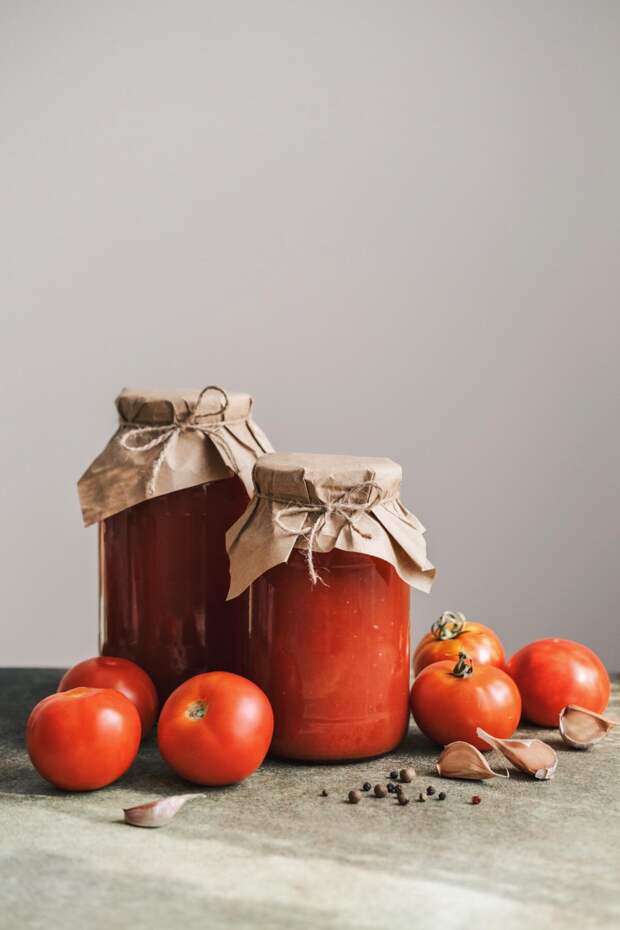 Томатный сок легко приготовить дома из свежих овощей, используя как ручные, так и электрические соковыжималки