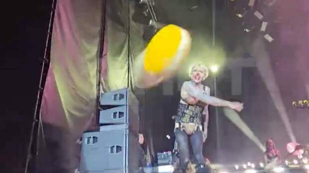 «Все испортил десерт»: Барабанщик Rammstein бросил торт в лицо российскому туристу на концерте