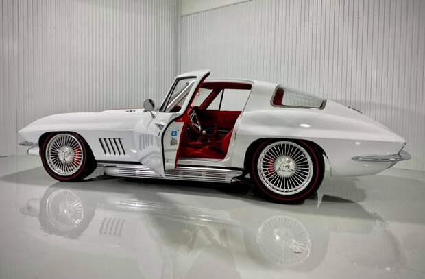 Великолепный рестомод Corvette Stingray 1967 года