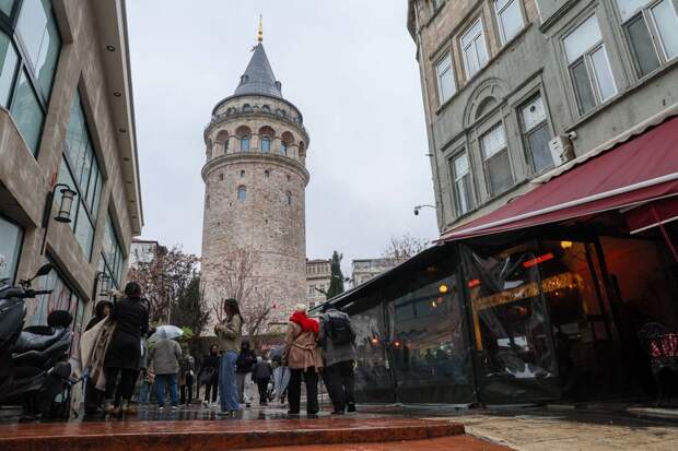 Женщина разбилась насмерть, упав с Галатской башни в Стамбуле